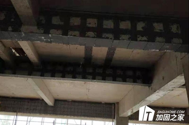 采用粘鋼加固,做好加固工程
